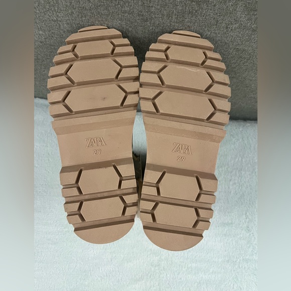 Zara Kids / toddler boots. Chunky external sole, side zipper. Beige / cream. 12 - Picture 7 of 12